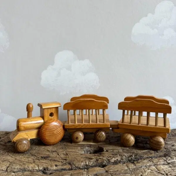 Petit train en bois vernis