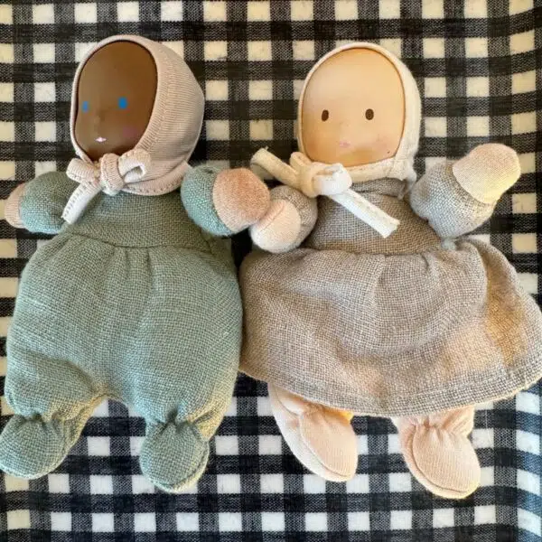 Les Loupiots, duo fille en lin naturel et garçon vert sauge